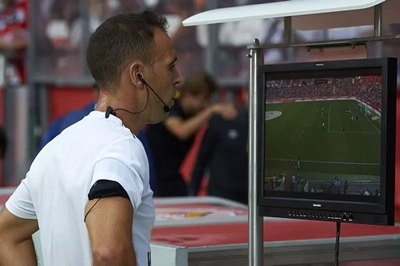 الدوري الألماني يُعلن عن تطبيق قرارات تقنية الفيديو (VAR) للجماهير ابتداءً من الموسم القادم