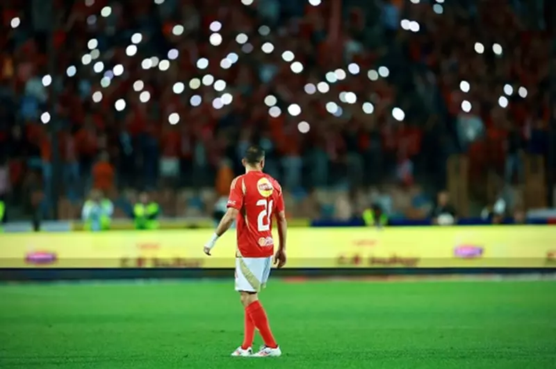 لحظة مؤثرة: بكاء علي معلول خلال تتويج الأهلي بدرع الدوري وسط احتفالات الفرحة