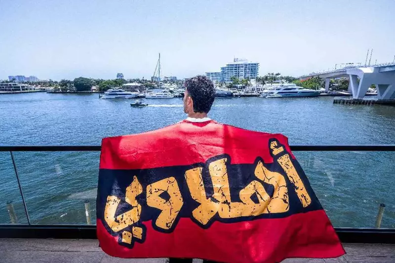 جولة تصويرية فريدة على شاطئ ميامي: الأهلي يبرز زيزو بأسلوب مبتكر (صور)