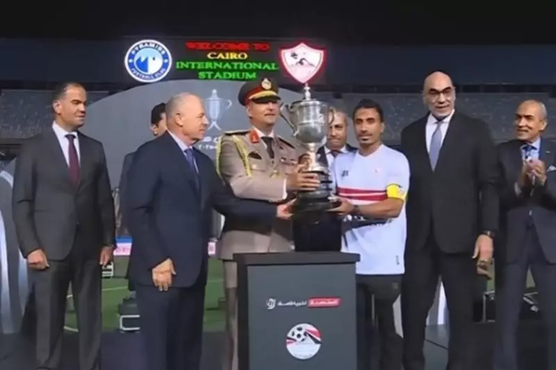 لحظات مؤثرة: شيكابالا يسلم كأس مصر لعبد الشافي بعد تتويج الزمالك
